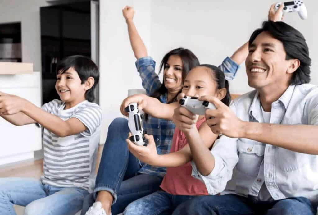 Familia jugando videojuegos 1