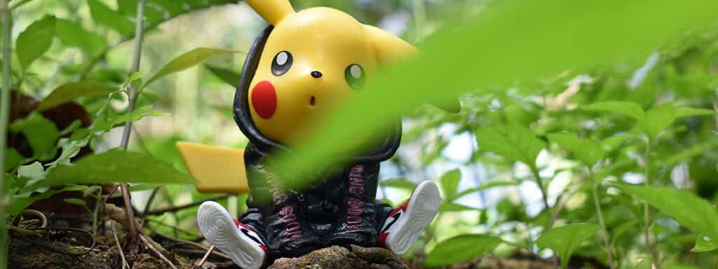 Juguete de Pikachu en chaqueta de cuero en un jardin - videojuegos